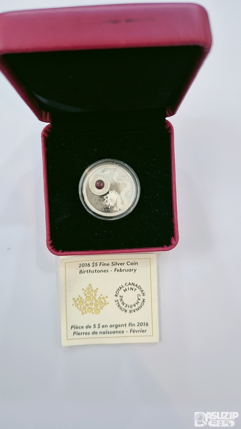 2016년 캐나다 5달러 순은 탄생석 기념주화 한정판: 3천개 발행. 스와로브스키 크리스탈이 박혀 있으며 용과 연꽃문양이 새겨져 있습니다. 선물용으로 좋습니다.