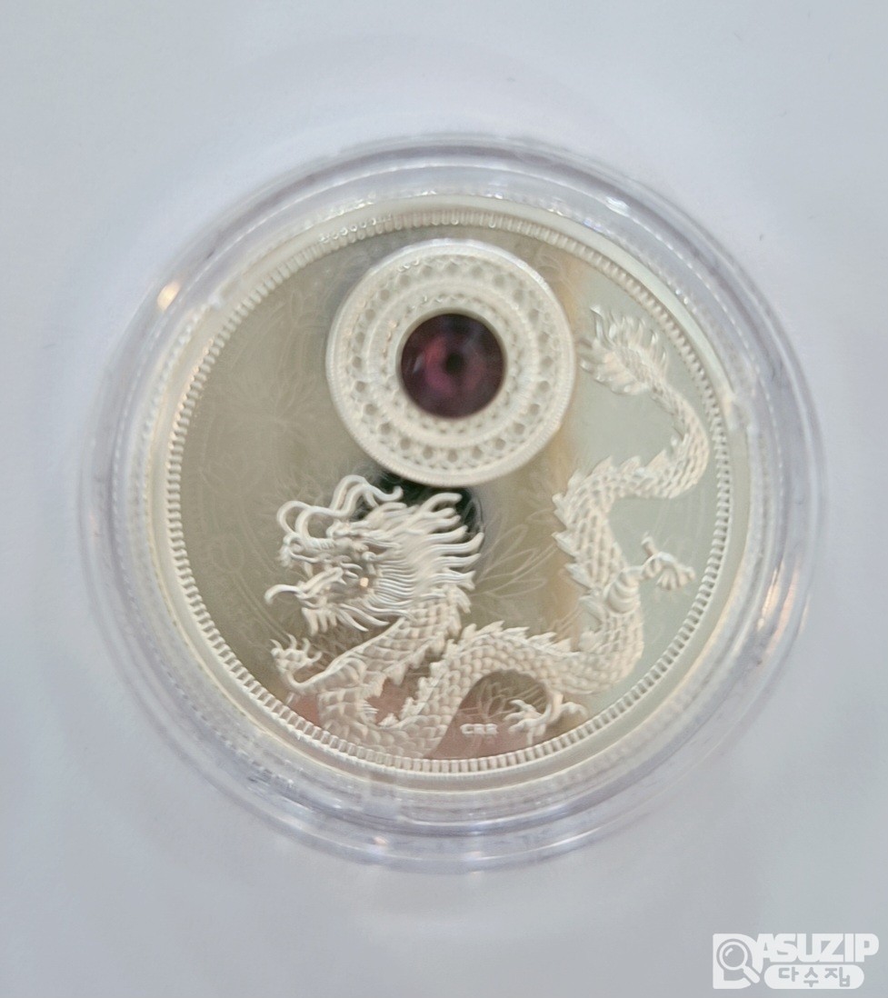 2016년 캐나다 5달러 순은 탄생석 기념주화 한정판: 3천개 발행. 스와로브스키 크리스탈이 박혀 있으며 용과 연꽃문양이 새겨져 있습니다. 선물용으로 좋습니다.