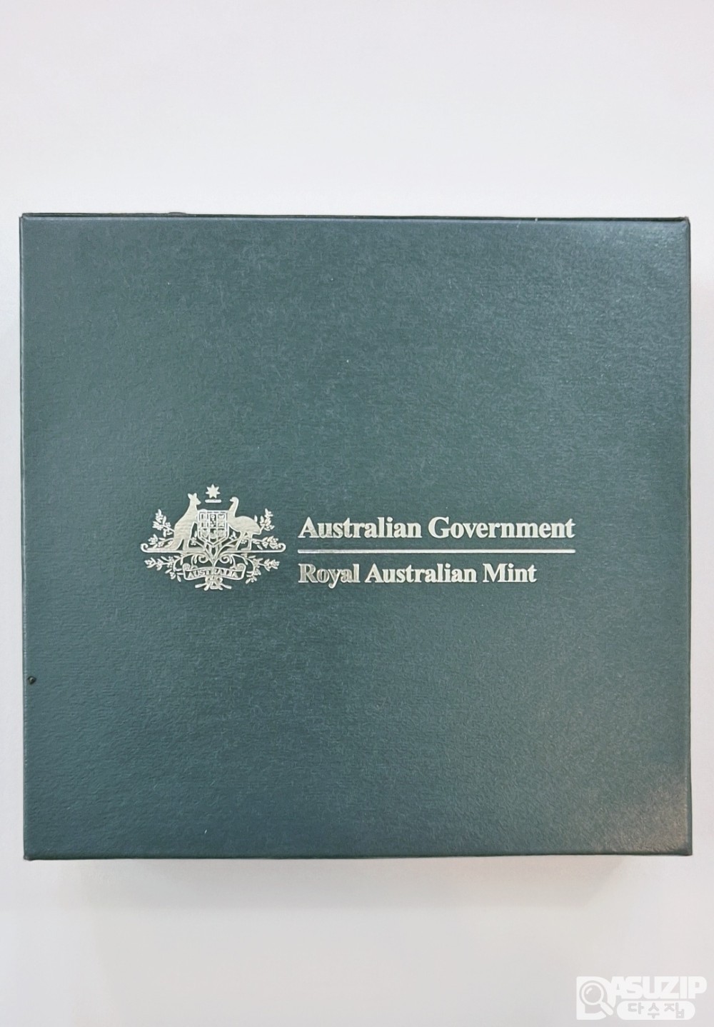 2013년 호주 왕립 조폐국 발행 50센트 뱀의 해 14각형 호주지도 모양의 아크릴 , 일련번호 존재