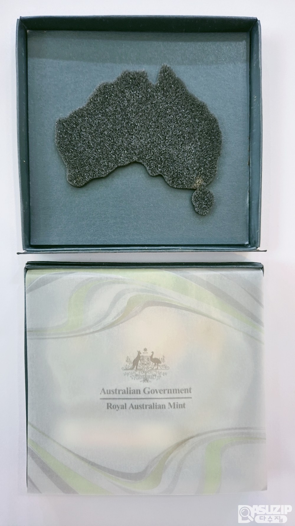 2013년 호주 왕립 조폐국 발행 50센트 뱀의 해 14각형 호주지도 모양의 아크릴 , 일련번호 존재