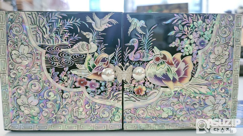 명인 작품: 자개 보석함. A급