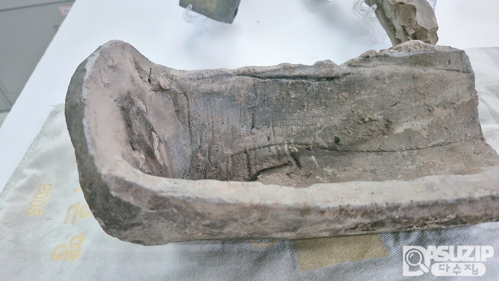 수막새(와당) 오래된 연대를 가지고 있는 기와집의 와당입니다. 일괄