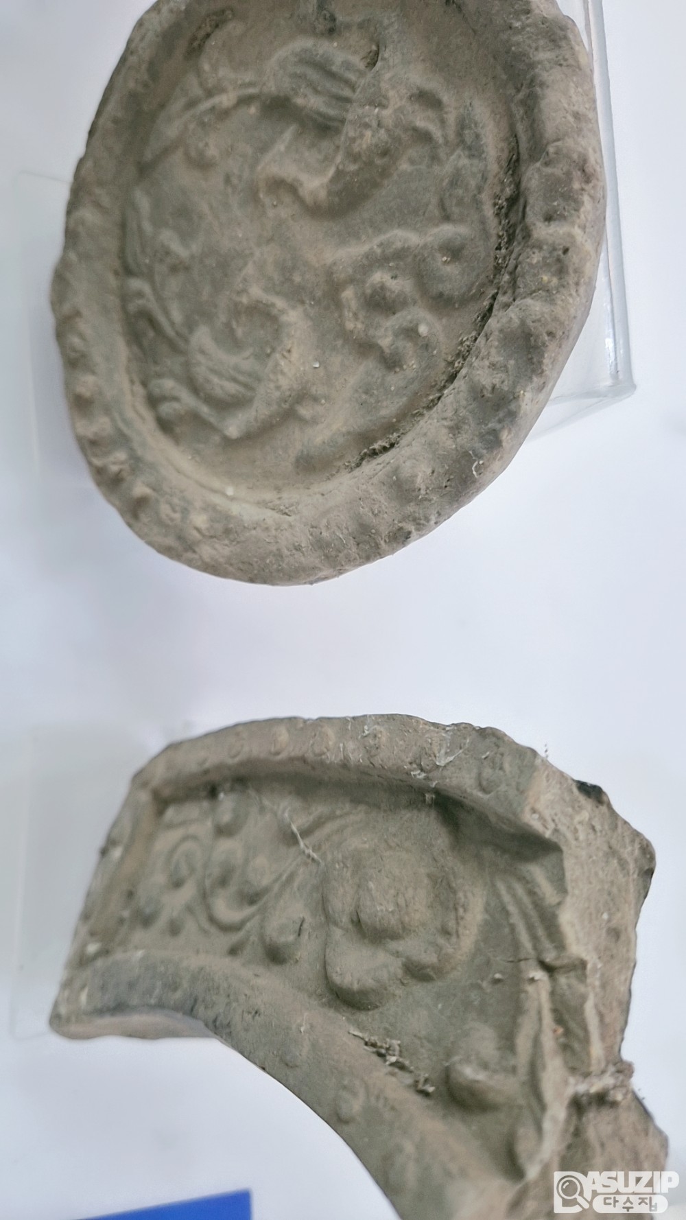 수막새(와당) 오래된 연대를 가지고 있는 기와집의 와당입니다. 일괄