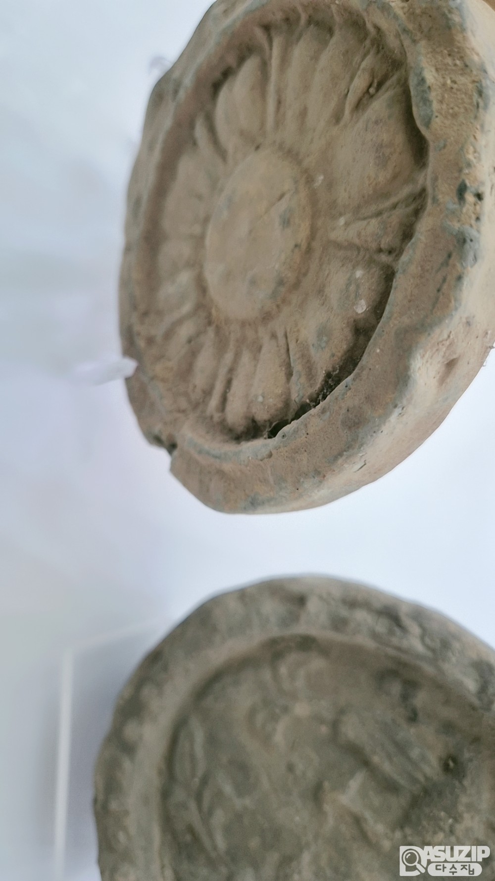 수막새(와당) 오래된 연대를 가지고 있는 기와집의 와당입니다. 일괄