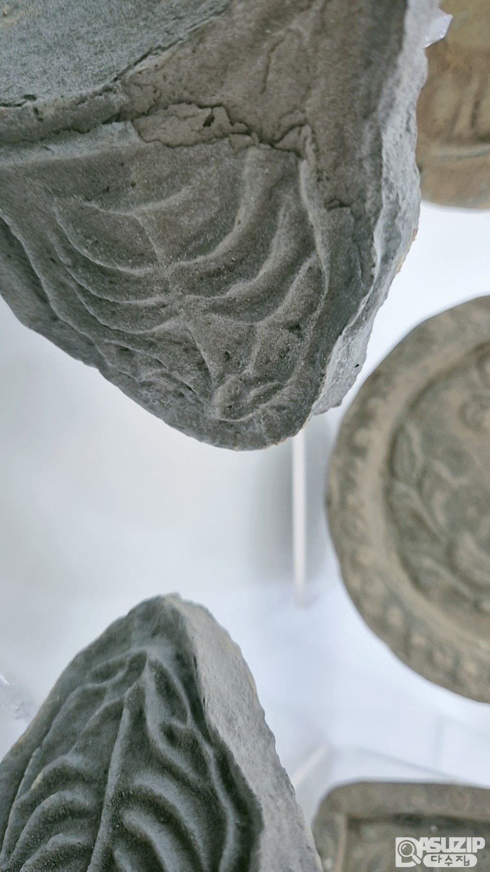 수막새(와당) 오래된 연대를 가지고 있는 기와집의 와당입니다. 일괄