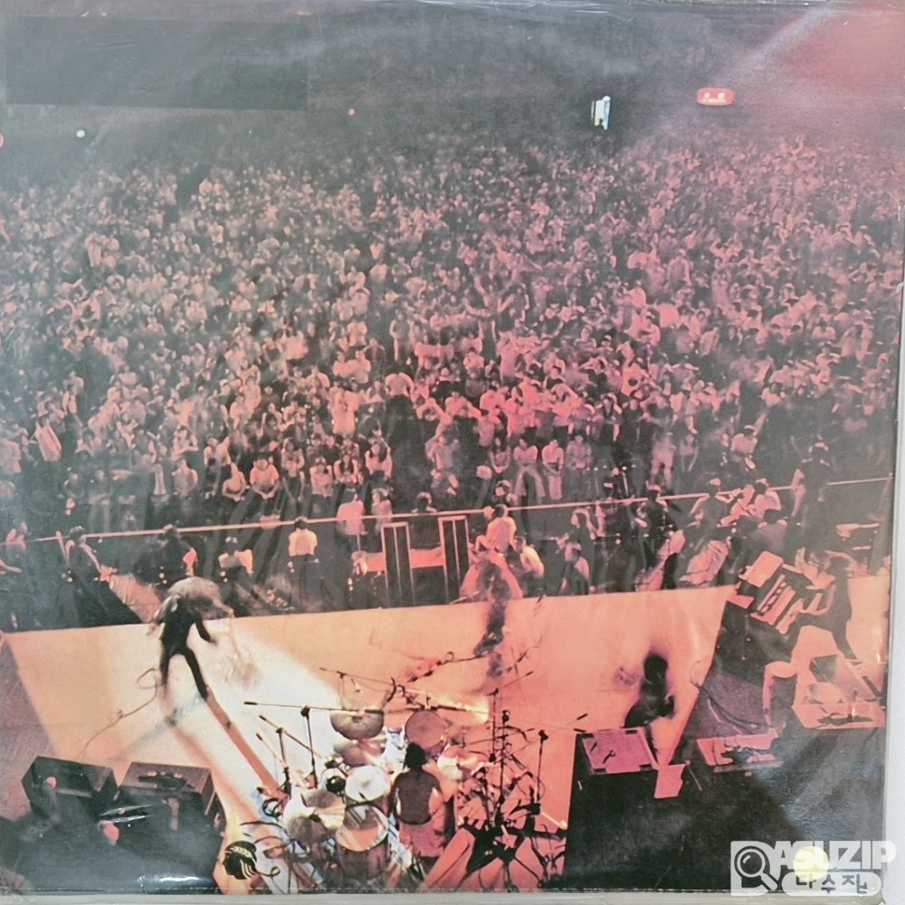 1972년 일본 첫 투어 당시 오사카와 도쿄에서 녹음된 딥 퍼플(Deep Purple)의 'Live in Japan' 앨범