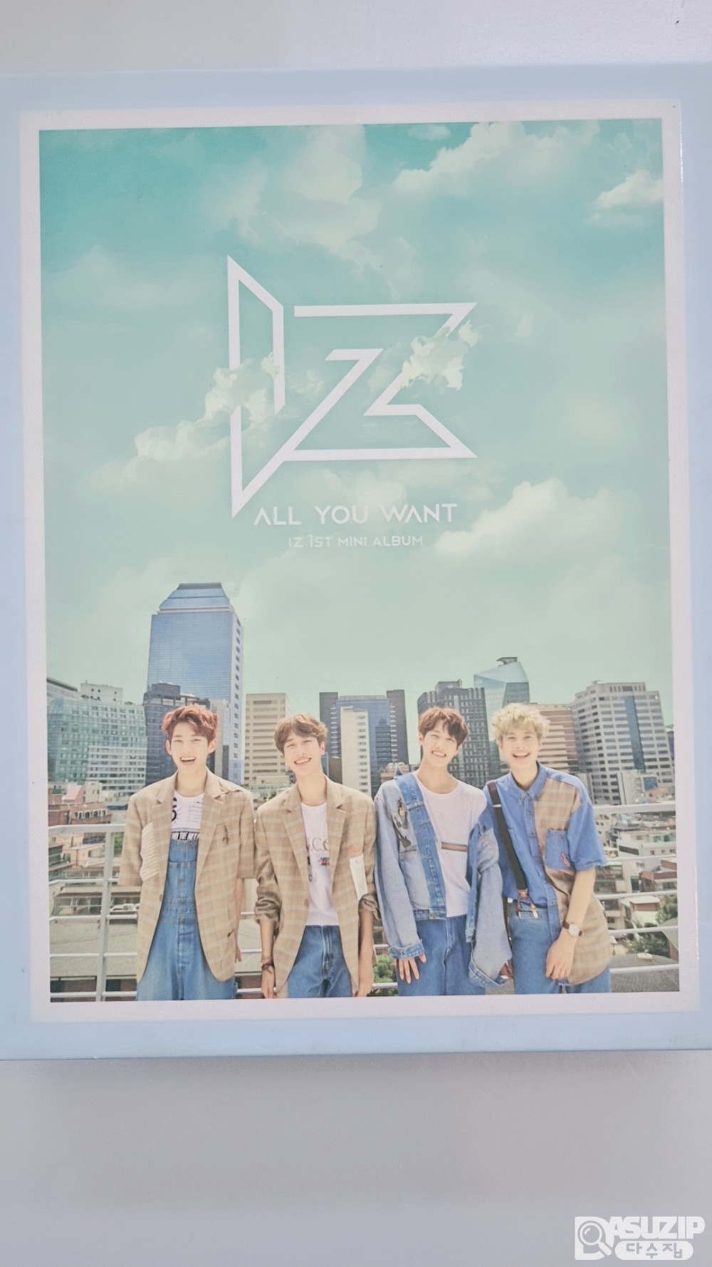 아이즈(IZ)의 첫 번째 미니 앨범인 'All You Want' - 싸인본