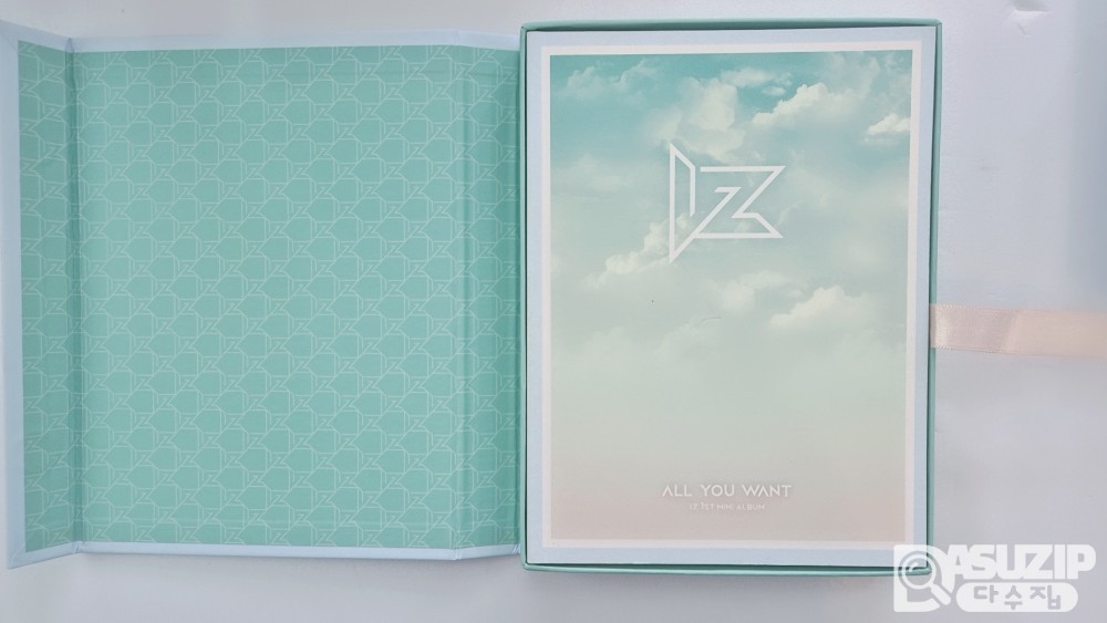 아이즈(IZ)의 첫 번째 미니 앨범인 'All You Want' - 싸인본