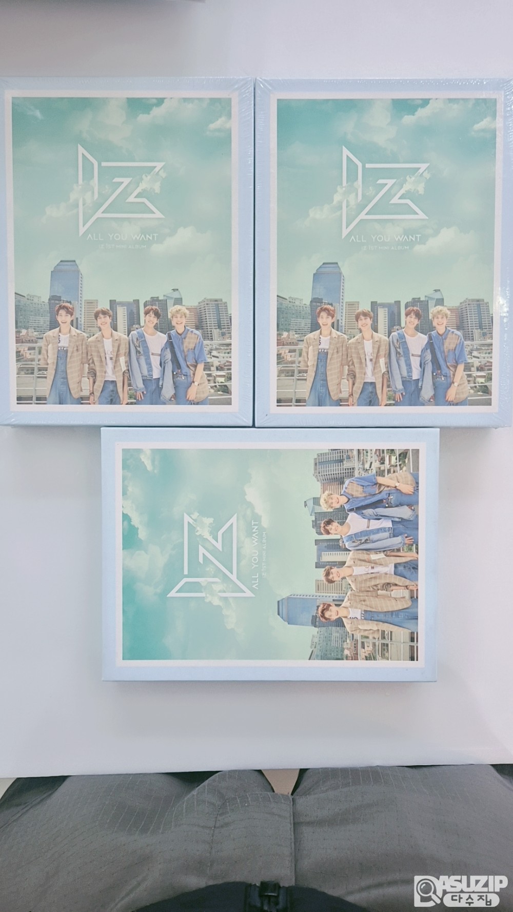 아이즈(IZ)의 첫 번째 미니 앨범인 'All You Want' - 싸인본