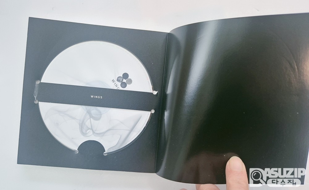 방탄소년단의 두 번째 정규 앨범인 'WINGS'