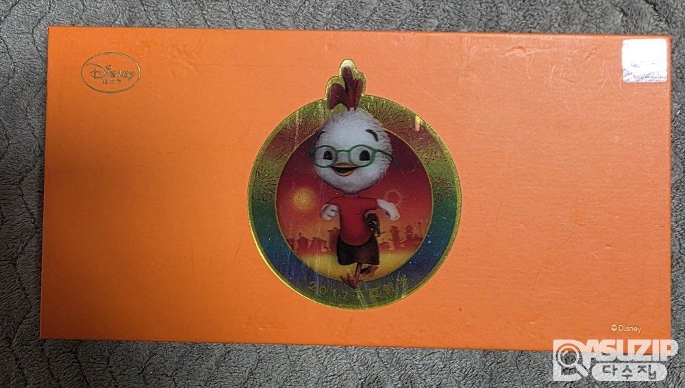 2017년 정유년(닭띠해)을 기념하여 중국건설은행에서 발행한 디즈니 캐릭터인 '치킨 리틀' 1g 순금 기념 지폐