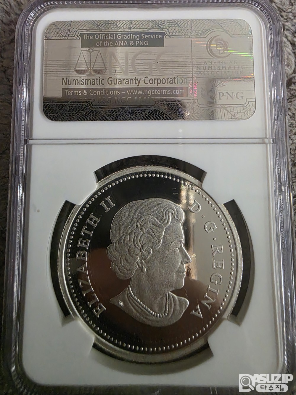 캐나다 왕립 조폐국에서 발행한 2013년형 15달러 '평화의 단풍' 15달러 프루프 70등급 퍼스트릴리즈. 전 세계적으로 8,888개만 발행된 한정판