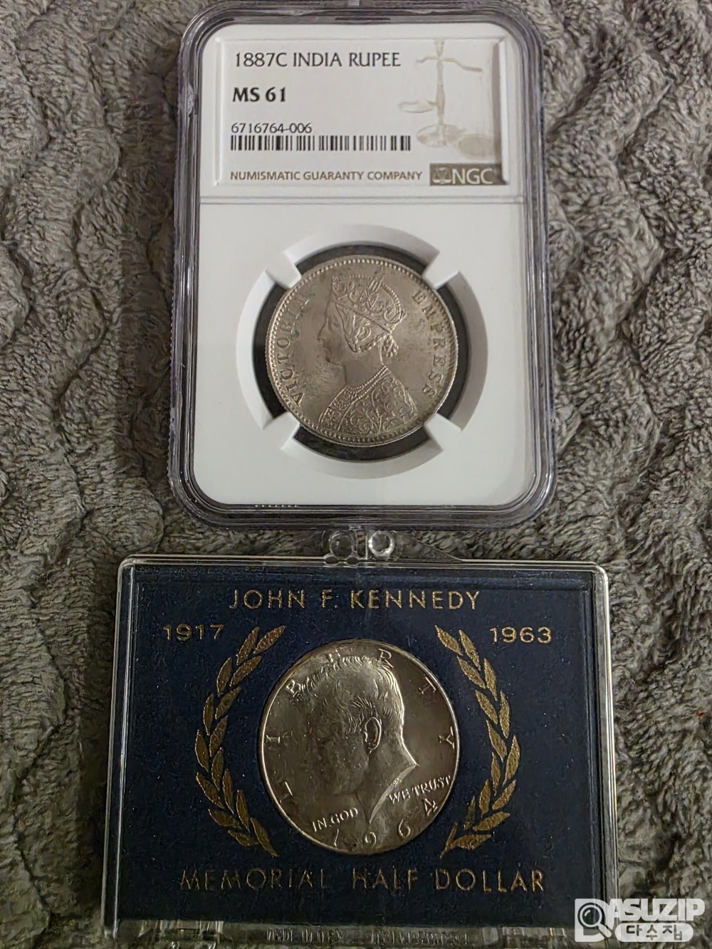 영국령 인도 루피(Rupee) 은화와 미국 케네디 하프 달러(Half Dollar) 은화