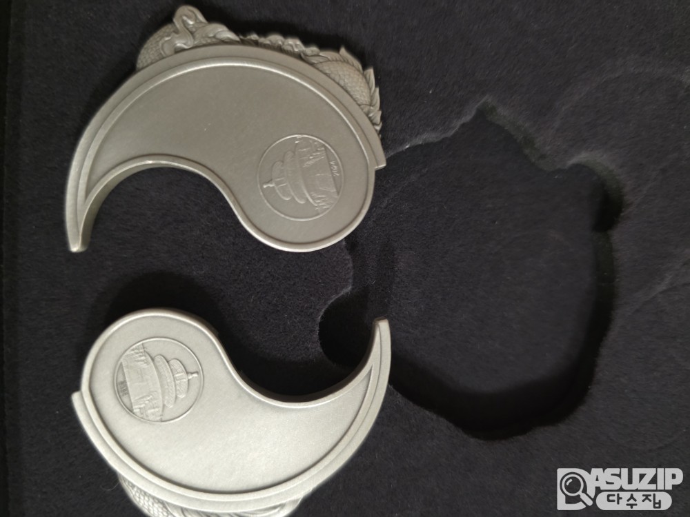 [한정판] 2024년 청룡의 해를 기념하여 중국 조폐국에서 발행한 '2024년 용의 해 스플릿(Split) 기념 2온스 은메달 세트