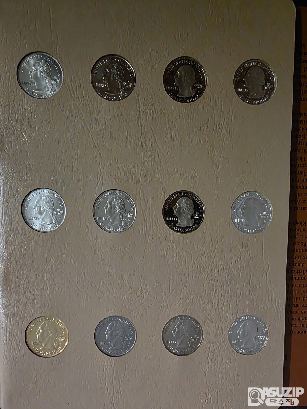 2009년 발행된 '워싱턴 쿼터 D.C. 및 미국령 영토 프로그램(District of Columbia and U.S. Territories Quarters)' 시리즈입니다. 이 시리즈는 50개 주 쿼터 발행 이후 1년 동안만 한시적으로 발행된 특별 세트