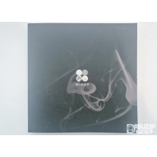 방탄소년단의 두 번째 정규 앨범인 'WINGS'